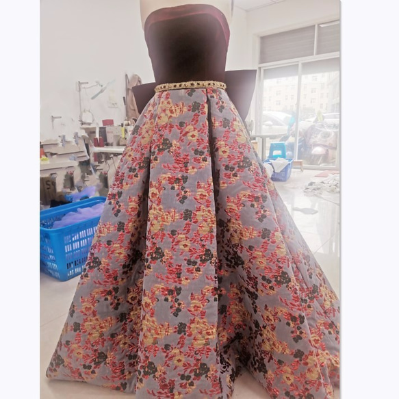素敵なカラードレス ベアトップ 高級ベロア 枝花刺繍 編み上げ イブニングドレス 2枚目の画像