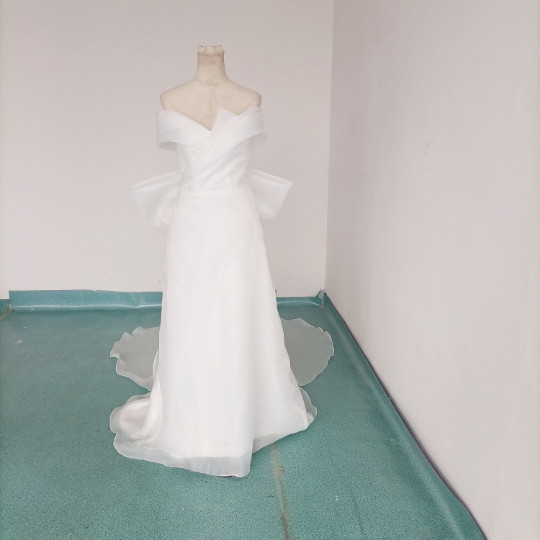 高品質！ウエディングドレス ホワイト オフショルダー ロングトレーン 優雅なシルエット 細見えシルエット 花嫁/前撮り