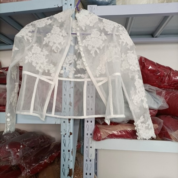 ウエディングドレス中に入れるボレロ　トップス　上品刺繍　くるみボタン　チャイナ襟 3枚目の画像