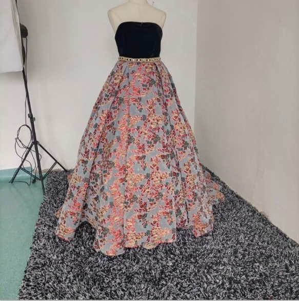 素敵なカラードレス ベアトップ 高級ベロア 枝花刺繍 編み上げ イブニングドレス   取り外し可能   大きなリボン 7枚目の画像