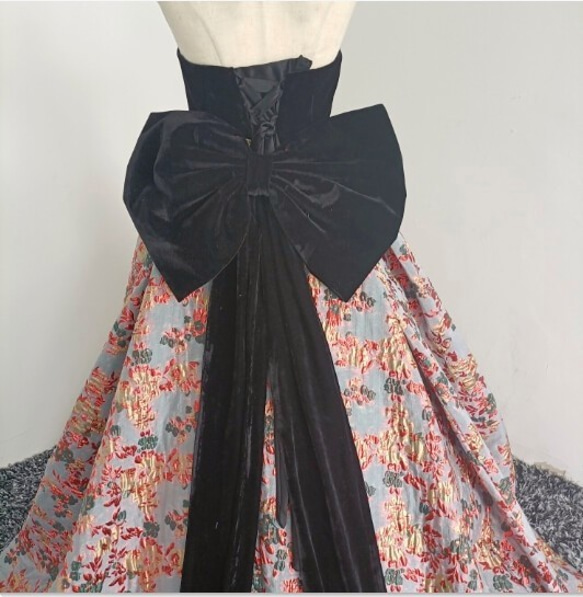 素敵なカラードレス ベアトップ 高級ベロア 枝花刺繍 編み上げ イブニングドレス   取り外し可能   大きなリボン 8枚目の画像