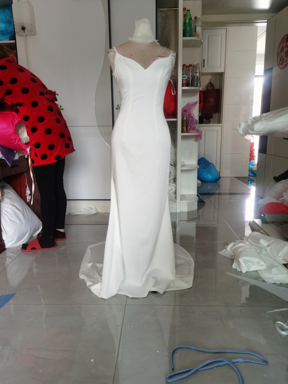 エレガント  ウエディングドレス  ホワイト 高級イタリアサテン  トレーン  背中見せ  Vネックドレス 15,392円