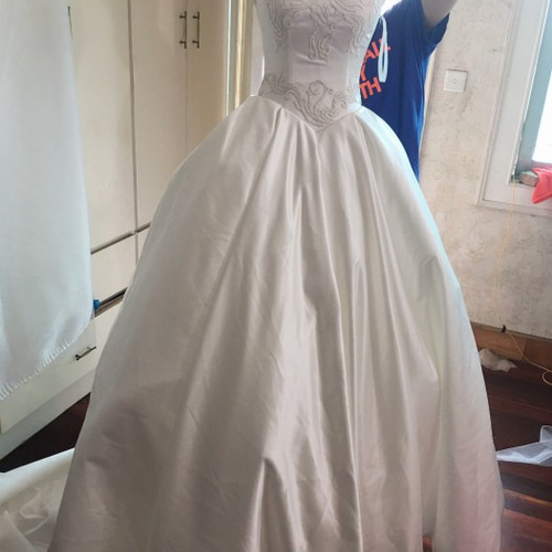 高品質！ ウエディングドレス ホワイト 高級刺繍 光沢サテン 華やかな  