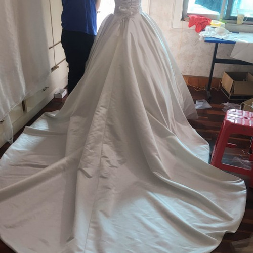 高品質！ ウエディングドレス ホワイト 高級刺繍 光沢サテン 華やかな  