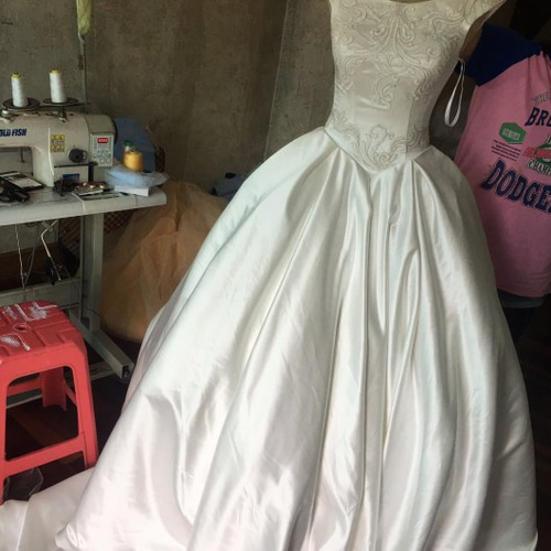 高品質！ ウエディングドレス ホワイト 高級刺繍 光沢サテン 華やかな  