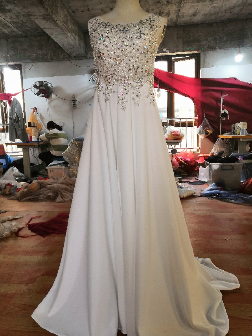 華やか   パーティードレス ホワイト ハンドビーディング  トレーン  編み上げ   細見えシル 22,118円