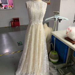 贅沢な小花総レース 人気上昇 ウエディングドレス トレーン 優雅なシルエット 1枚目の画像