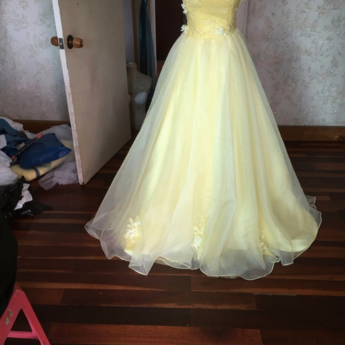 イエロー リボンのウェディングドレス 取り外し可能大きなリボン 花嫁  