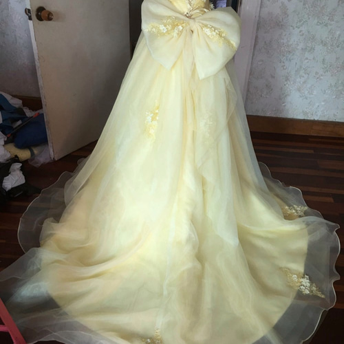 イエロー リボンのウェディングドレス 取り外し可能大きなリボン 花嫁  