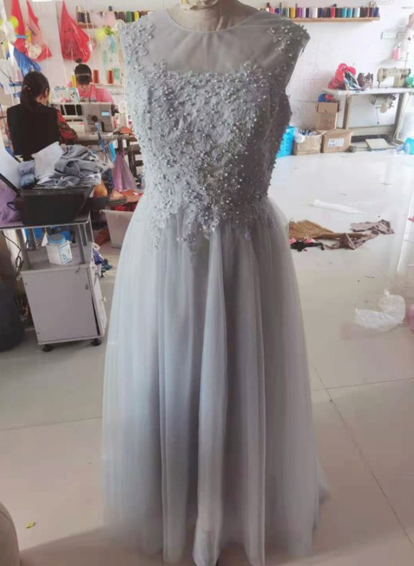 エレガント イブニングドレス グレー ノースリーブ 優雅なシルエッ  