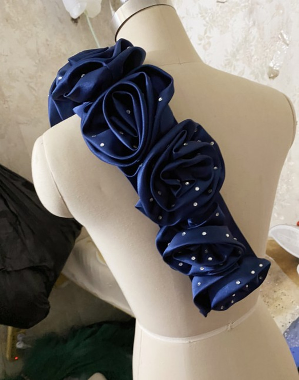 カラードレス用　ドレスアレンジ肩パーツ　ワンショルダーベルト 取り外し可能　3D バラの花　ビジュー付き 2枚目の画像