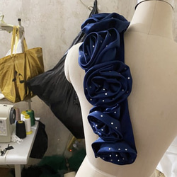 カラードレス用　ドレスアレンジ肩パーツ　ワンショルダーベルト 取り外し可能　3D バラの花　ビジュー付き 4枚目の画像