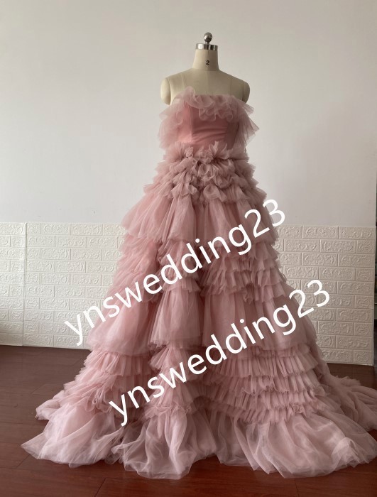 もこもこカラードレス ふわふわドレス 華やかなトレーン 背中見せ  ピンク　前撮り　柔らかく重ねたチュールスカート