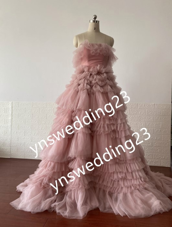 もこもこカラードレス ふわふわドレス 華やかなトレーン 背中見せ  