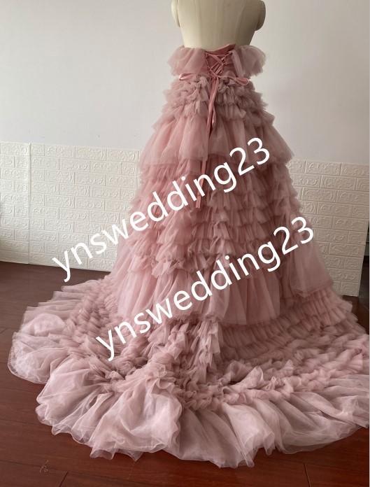 もこもこカラードレス ふわふわドレス 華やかなトレーン 背中見せ  ピンク　前撮り　柔らかく重ねたチュールスカート