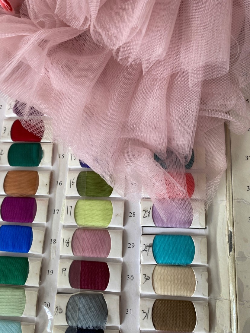 もこもこカラードレス ふわふわドレス 華やかなトレーン 背中見せ  ピンク　前撮り　柔らかく重ねたチュールスカート