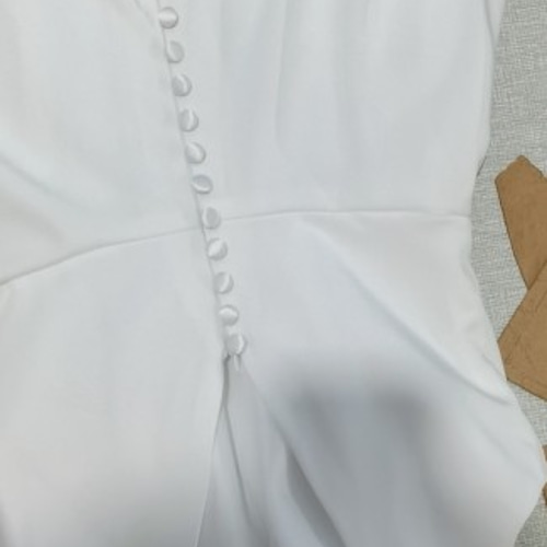 優雅 ウエディングドレス 光沢サテン くるみボタン 背中見せ 花嫁撮り  