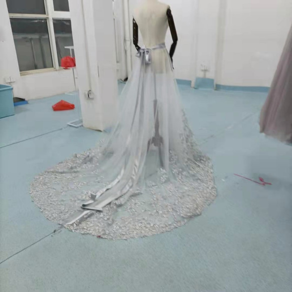 大人気上昇チュールスカート 薄グレー リーフ刺繍 華やかなトレーン 花嫁/ウェディングドレス/オーバードレス 4枚目の画像