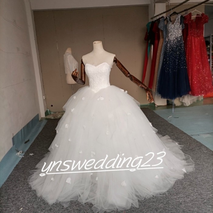 高品質！   ウエディングドレス  スカラップレース  キラキラチュール   ベアトップ   花びら付き 花嫁.結婚式
