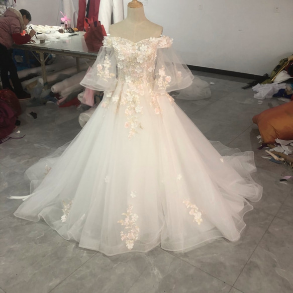 デコルテのロマンチックなウェディングドレス 憧れのドレス エレガント  