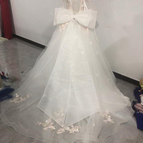 デコルテのロマンチックなウェディングドレス 憧れのドレス エレガント  