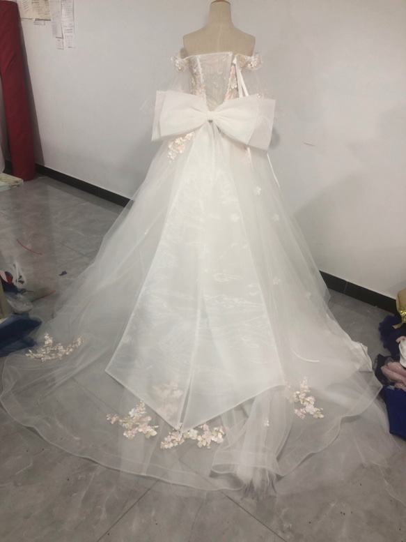 デコルテのロマンチックなウェディングドレス 憧れのドレス エレガント 可愛い 2枚目の画像