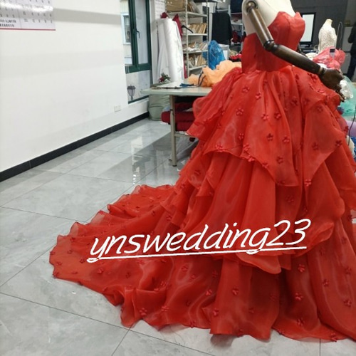 高品質！ ウェディングドレス 上質オーガンジー 赤 ベアトップ 花びら  