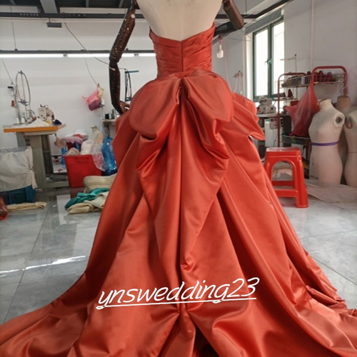高品質！ ウエディングドレス トレンドの テラコッタ色 ベアトップ  