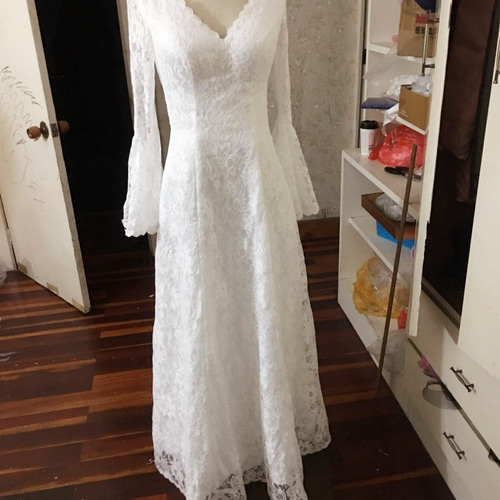 カジュアルなウエディングドレス スレンダーライン ひらひら袖 Vネック  