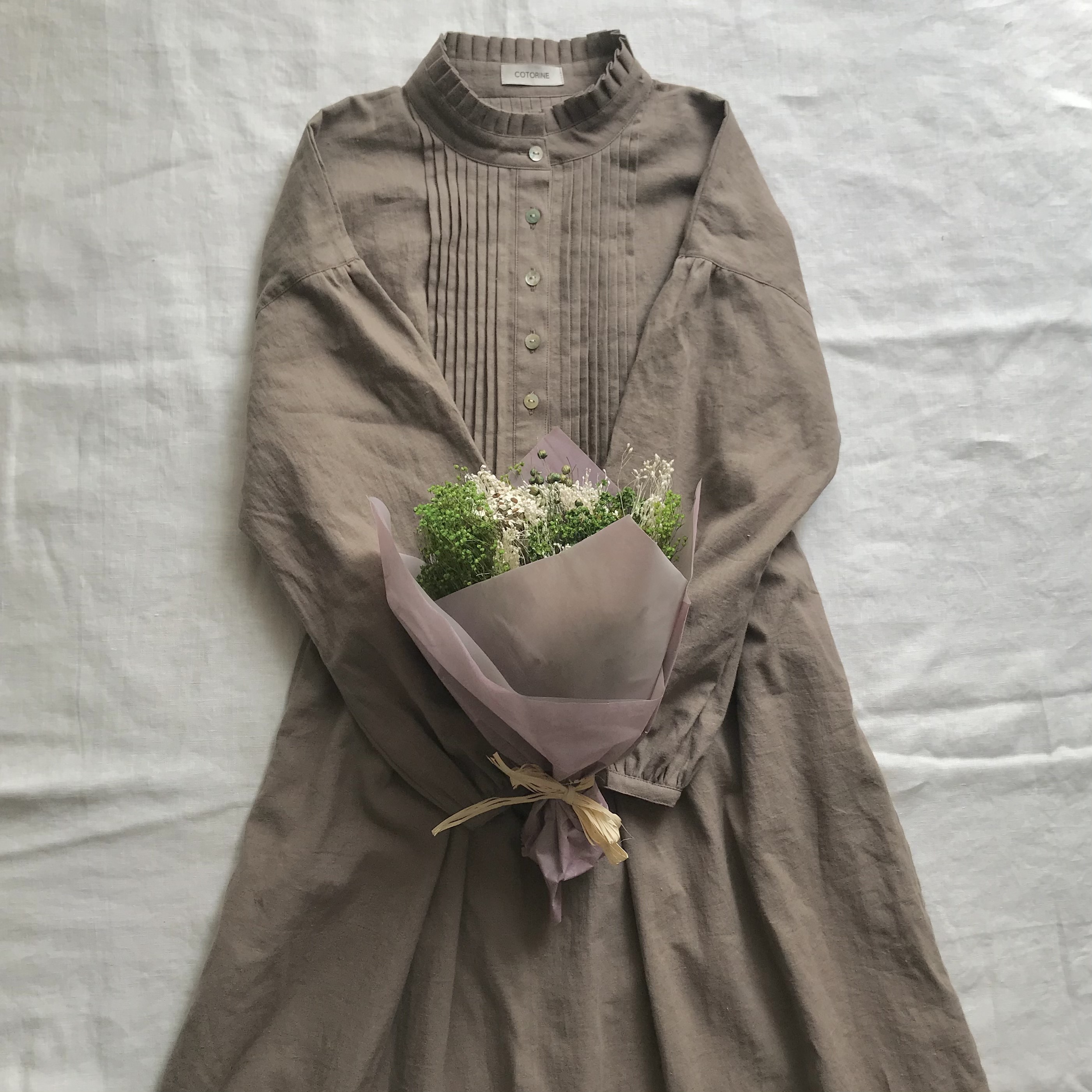 スタンドフリル襟ピンタックワンピ【リネンコットン】