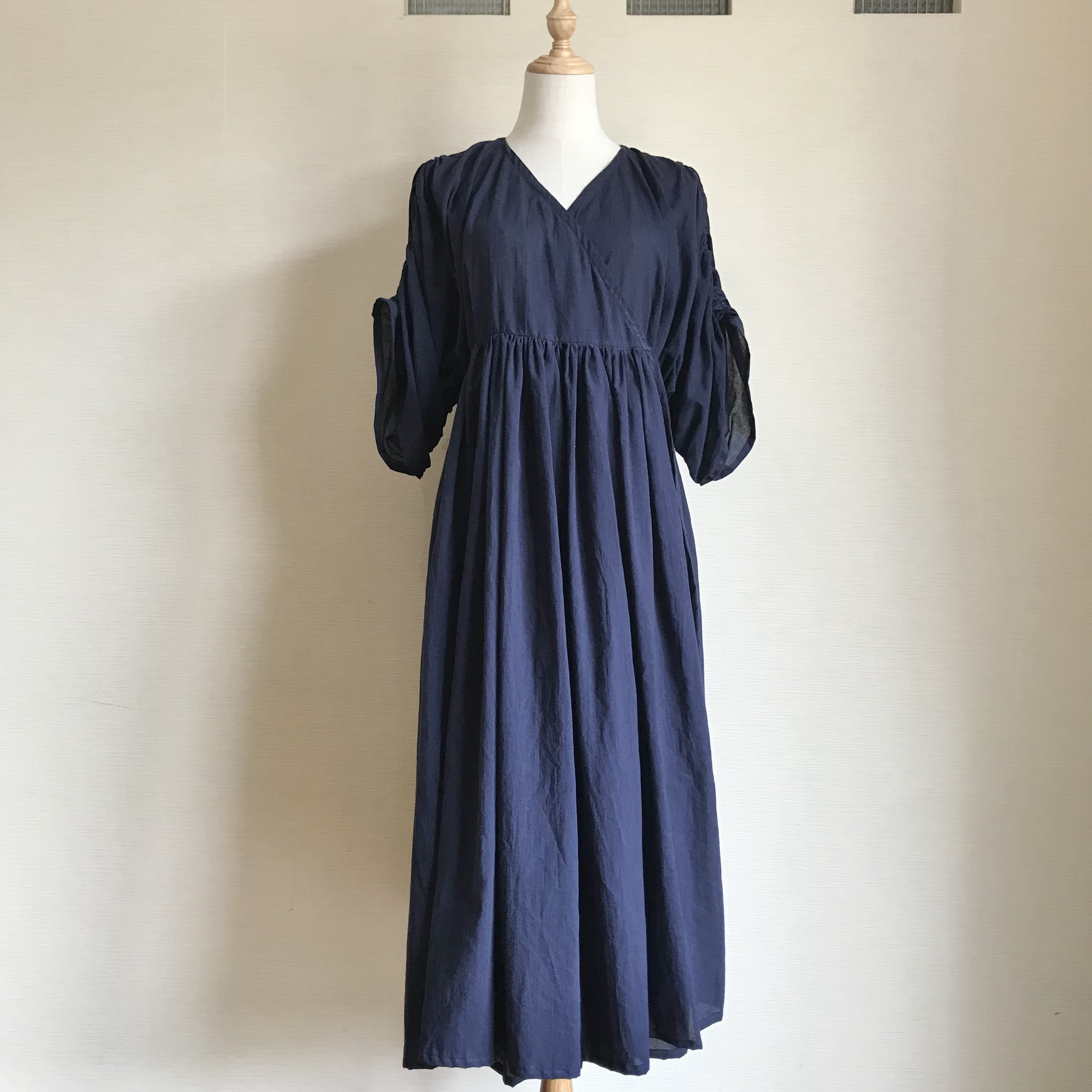 たっぷりギャザーの軽やかロングワンピース【紺】