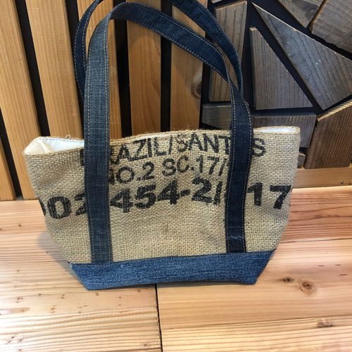 708 コロ葱(マロ)　迷彩柄デニムリメイクバック　ハンドメイド 708 コロ葱(マロ)様専用 迷彩柄デニムリメイクバック ハンドメイド
