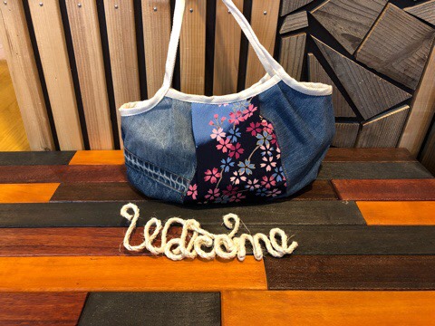 793 にさおり黒と白花柄デニムリメイクバック　ハンドメイド2点 793 にさおり様専用黒と白花柄デニムリメイクバック ハンドメイド2点