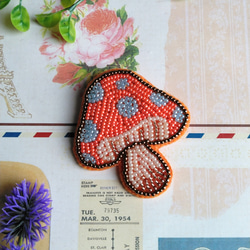 こり198.キラキラきのこ ビーズ 刺繍ブローチ ハンドメイドアクセサリ 受注製作＊ビーズ刺繍ブローチ【きのこ/チョコミント/ミントベース