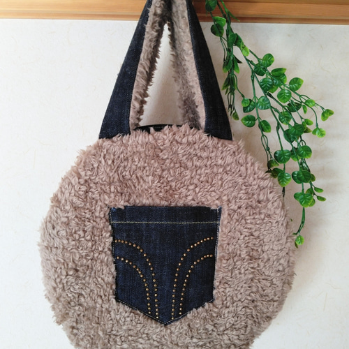 もふもふでふわふわ ファーとリメイクデニムのまん丸バック その他