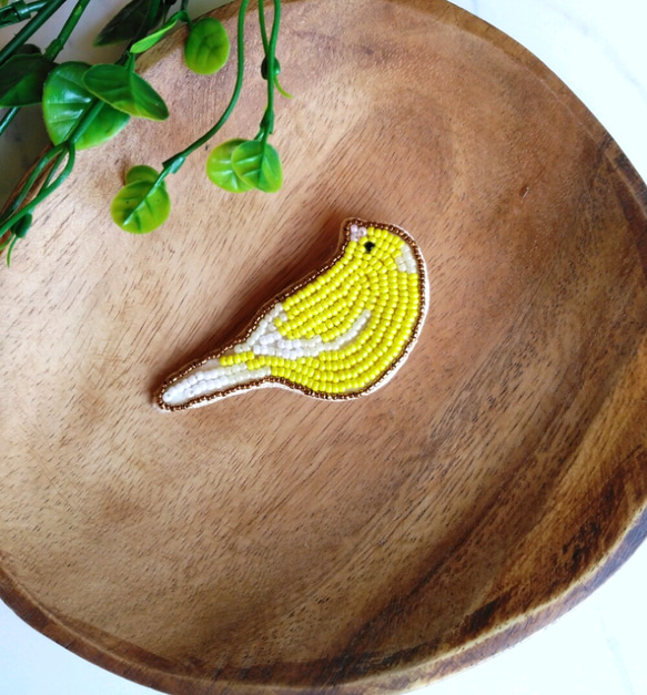 ビーズ刺繍ブローチ　幸せの黄色の鳥カナリヤ 2枚目の画像