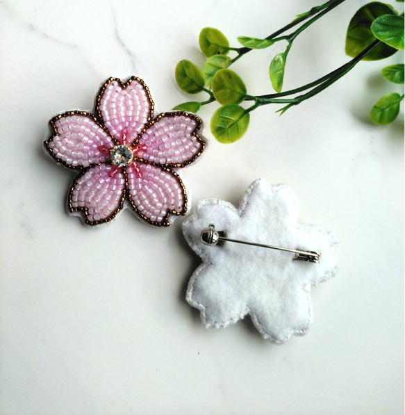 ビーズ刺繍ブローチ　桜<白ピンク> 2枚目の画像
