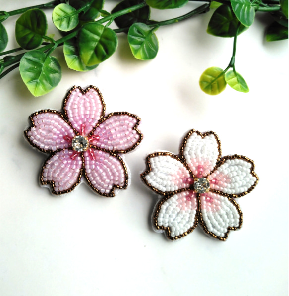 ビーズ刺繍ブローチ　桜<白ピンク> 3枚目の画像
