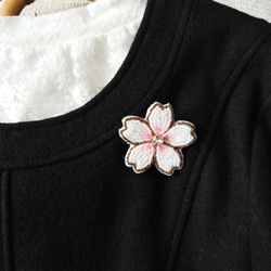ビーズ刺繍ブローチ　桜<白ピンク> 4枚目の画像