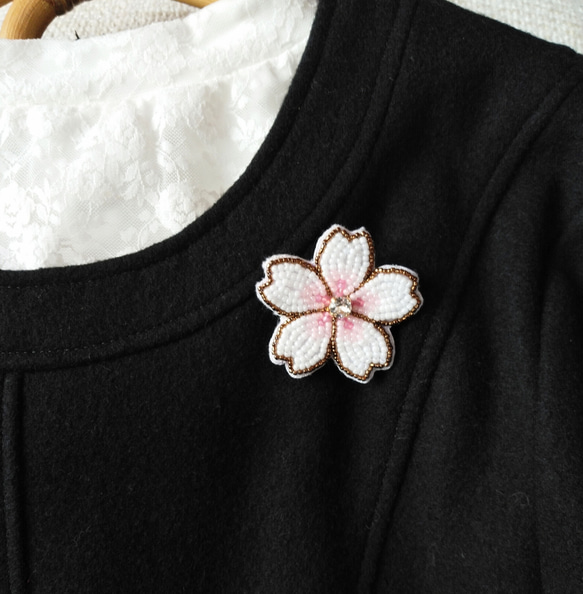 ビーズ刺繍ブローチ　桜<白ピンク> 4枚目の画像