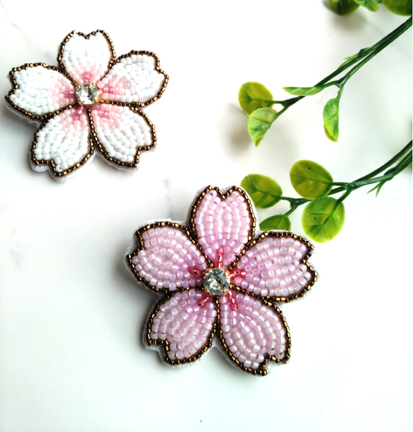 ビーズ刺繍ブローチ　桜<淡紅> 1枚目の画像