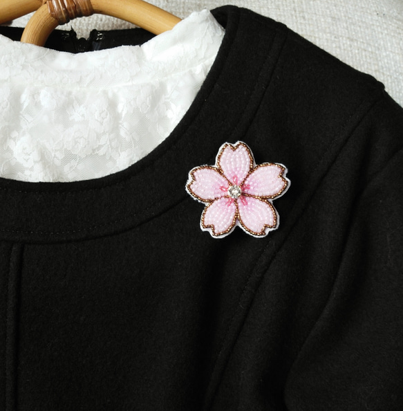 ビーズ刺繍ブローチ　桜<淡紅> 4枚目の画像