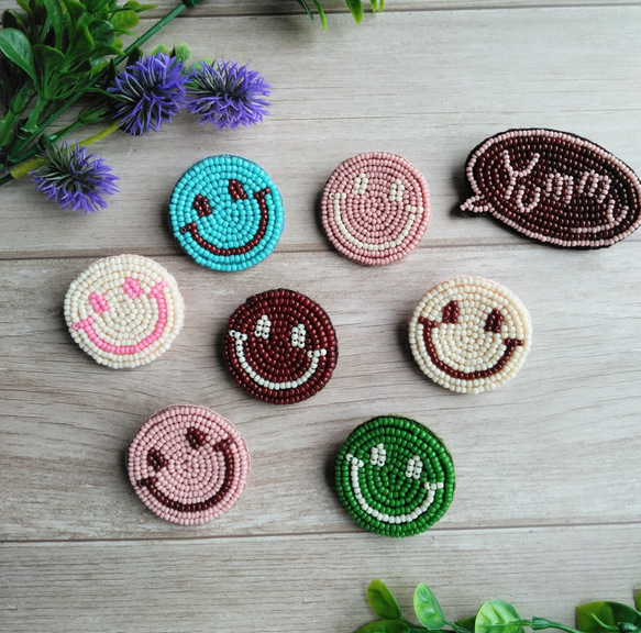 再販感謝♪ビーズ刺繍ブローチ チョコレート色したニコちゃん