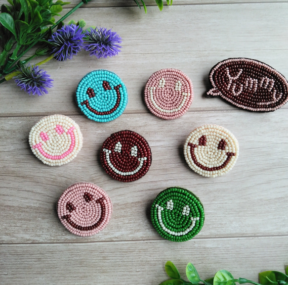 再販感謝♪ビーズ刺繍ブローチ　チョコレート色したニコちゃん 1枚目の画像