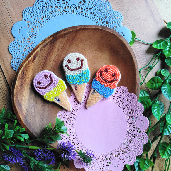 ビーズ刺繍ブローチ ニコちゃんがアイスになっちゃった☆ ブローチ