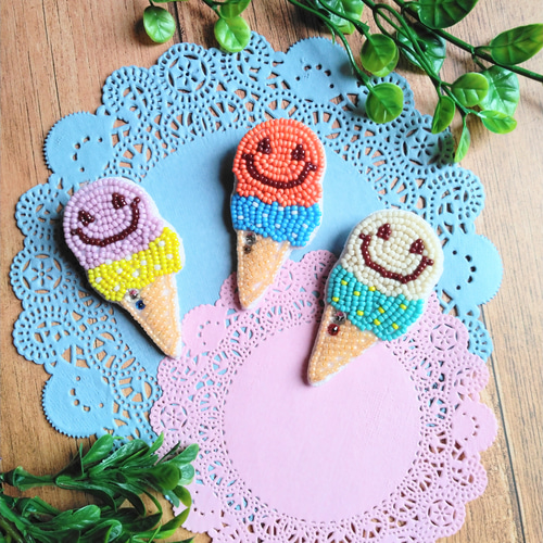 【即完売！】インディアイズビューティフル 刺繍 サロペット ビーズ刺繍ブローチ ニコちゃんがアイスになっちゃった