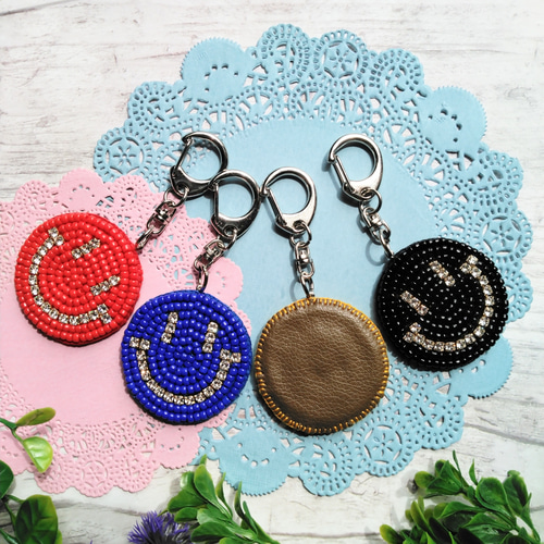 ビーズ刺繍キーホルダー ビジューでゴージャスなニコちゃん