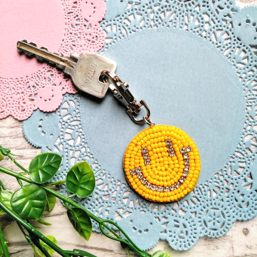 ビーズ刺繍キーホルダー ビジューでゴージャスなニコちゃん ビーズ刺繍キーホルダー ビジューでゴージャスなニコちゃん