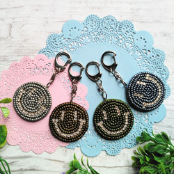 再販♪ビーズ刺繍キーホルダー ビジューでゴージャスなニコちゃん<メタリックカラー> キーリング Beeeads 通販|Creema(クリーマ) 12134196 再販♪ビーズ刺繍キーホルダー ビジューでゴージャスなニコちゃん<メタリックカラー> キーリング Beeeads 通販|Creema(クリーマ) 12134196