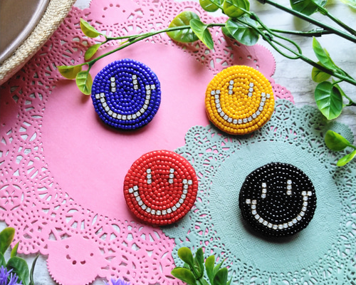 ビーズ刺繍ブローチ ビジューでゴージャスなニコちゃん<ノーマル